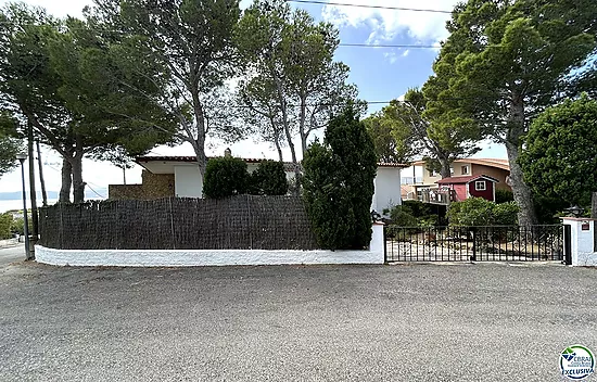 Casa en Llançà con licencia turística, vistas al mar y a pocos metros de la playa.