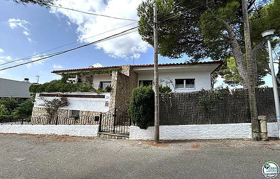 Casa en Llançà con licencia turística, vistas al mar y a pocos metros de la playa.