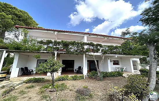 Casa en Llançà con licencia turística, vistas al mar y a pocos metros de la playa.