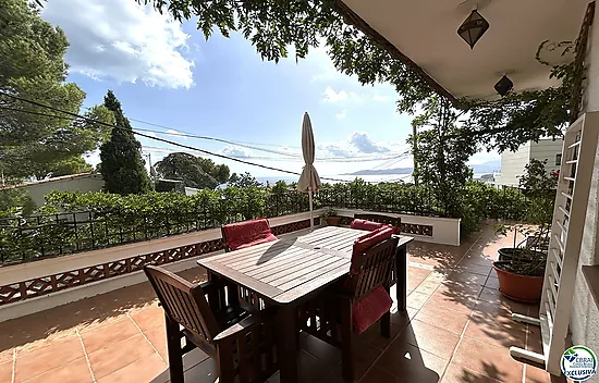 Casa en Llançà con licencia turística, vistas al mar y a pocos metros de la playa.