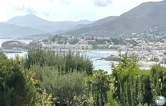 Casa en Llançà con licencia turística, vistas al mar y a pocos metros de la playa.