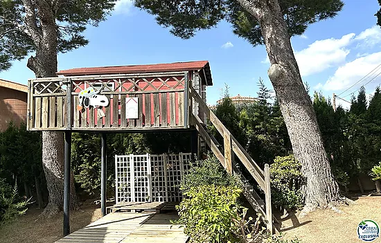 Casa en Llançà con licencia turística, vistas al mar y a pocos metros de la playa.