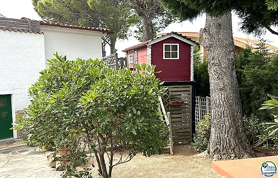 Casa en Llançà con licencia turística, vistas al mar y a pocos metros de la playa.