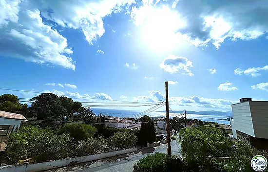 Casa en Llançà con licencia turística, vistas al mar y a pocos metros de la playa.