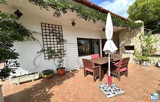 Casa en Llançà con licencia turística, vistas al mar y a pocos metros de la playa.