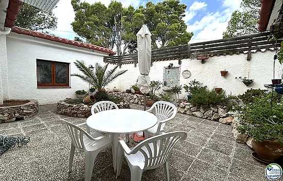 Casa en Llançà con licencia turística, vistas al mar y a pocos metros de la playa.