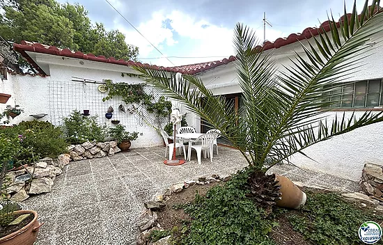 Casa en Llançà con licencia turística, vistas al mar y a pocos metros de la playa.