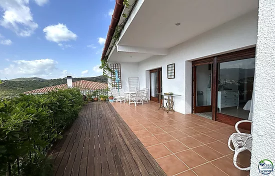 Casa en Llançà con licencia turística, vistas al mar y a pocos metros de la playa.