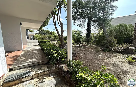 Casa en Llançà con licencia turística, vistas al mar y a pocos metros de la playa.