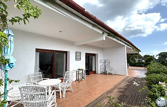 Casa en Llançà con licencia turística, vistas al mar y a pocos metros de la playa.
