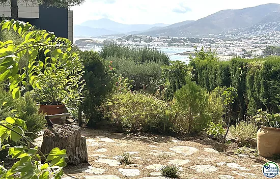 Casa en Llançà con licencia turística, vistas al mar y a pocos metros de la playa.
