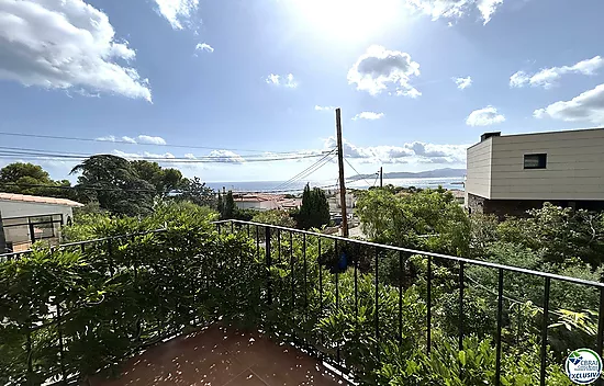 Casa en Llançà con licencia turística, vistas al mar y a pocos metros de la playa.
