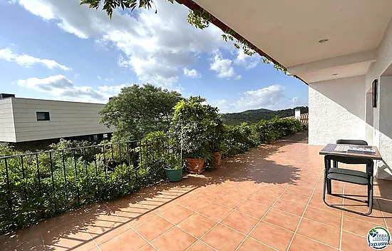 Casa en Llançà con licencia turística, vistas al mar y a pocos metros de la playa.