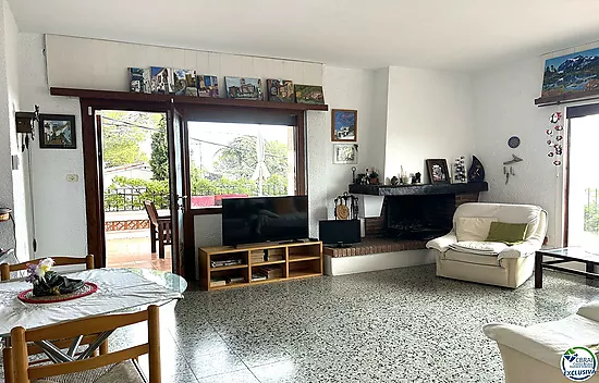Casa en Llançà con licencia turística, vistas al mar y a pocos metros de la playa.