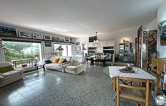 Casa en Llançà con licencia turística, vistas al mar y a pocos metros de la playa.