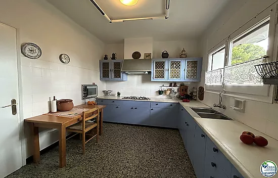 Casa en Llançà con licencia turística, vistas al mar y a pocos metros de la playa.