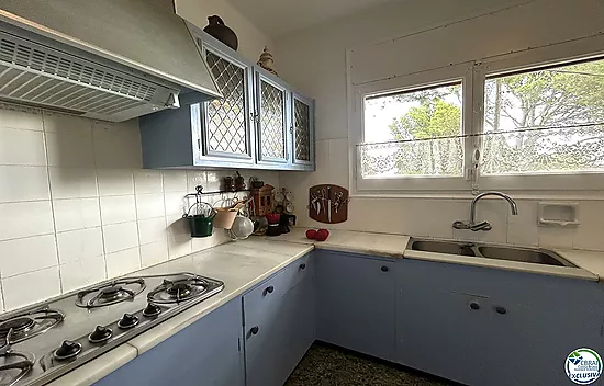 Casa en Llançà con licencia turística, vistas al mar y a pocos metros de la playa.