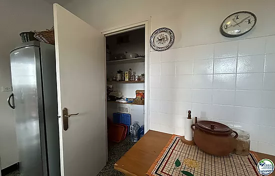 Casa en Llançà con licencia turística, vistas al mar y a pocos metros de la playa.