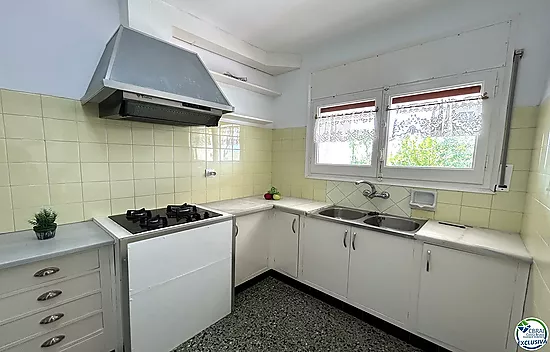 Casa en Llançà con licencia turística, vistas al mar y a pocos metros de la playa.