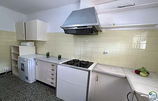 Casa en Llançà con licencia turística, vistas al mar y a pocos metros de la playa.