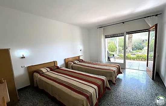 Casa en Llançà con licencia turística, vistas al mar y a pocos metros de la playa.