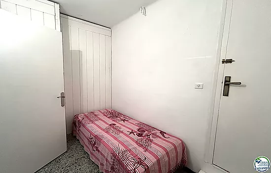 Casa en Llançà con licencia turística, vistas al mar y a pocos metros de la playa.