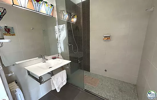 Casa en Llançà con licencia turística, vistas al mar y a pocos metros de la playa.