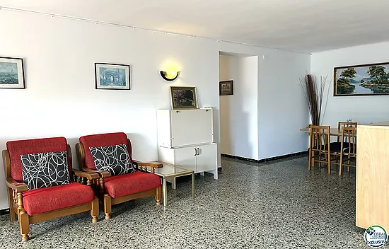 Casa en Llançà con licencia turística, vistas al mar y a pocos metros de la playa.