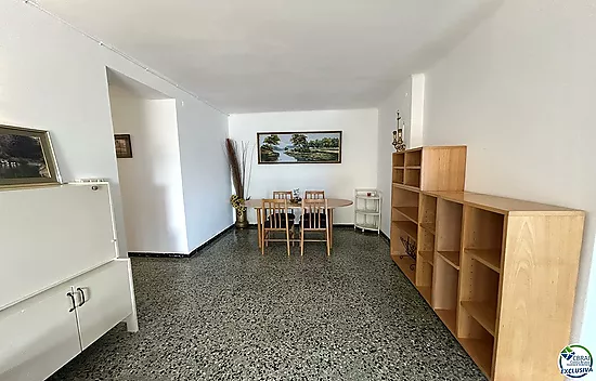 Casa en Llançà con licencia turística, vistas al mar y a pocos metros de la playa.