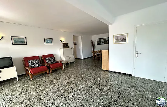 Casa en Llançà con licencia turística, vistas al mar y a pocos metros de la playa.