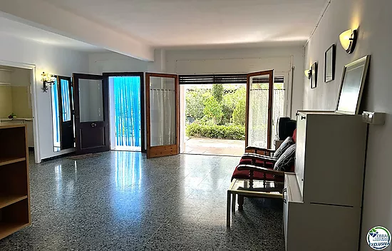 Casa en Llançà con licencia turística, vistas al mar y a pocos metros de la playa.