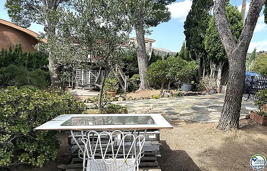 Casa en Llançà con licencia turística, vistas al mar y a pocos metros de la playa.