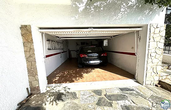 Casa en Llançà con licencia turística, vistas al mar y a pocos metros de la playa.