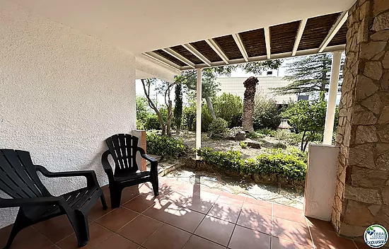 Casa en Llançà con licencia turística, vistas al mar y a pocos metros de la playa.
