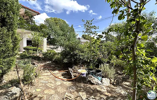 Casa en Llançà con licencia turística, vistas al mar y a pocos metros de la playa.