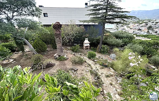Casa en Llançà con licencia turística, vistas al mar y a pocos metros de la playa.