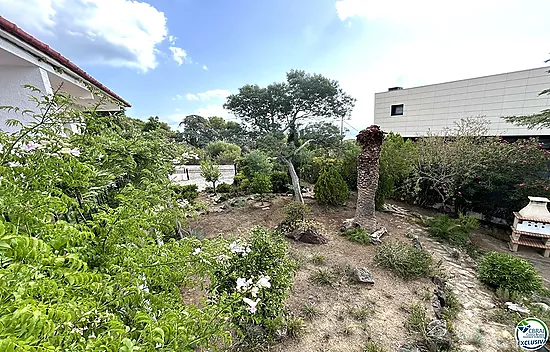 Casa en Llançà con licencia turística, vistas al mar y a pocos metros de la playa.