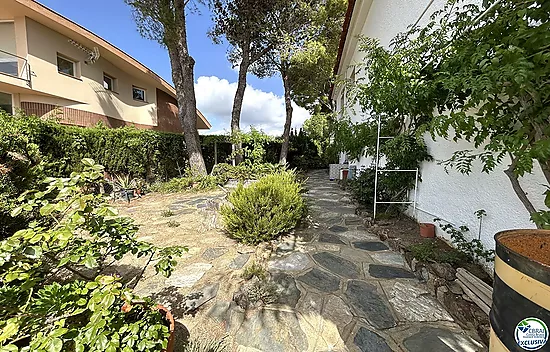 Casa en Llançà con licencia turística, vistas al mar y a pocos metros de la playa.