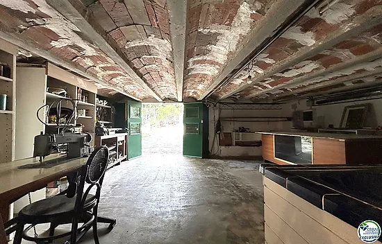 Casa en Llançà con licencia turística, vistas al mar y a pocos metros de la playa.