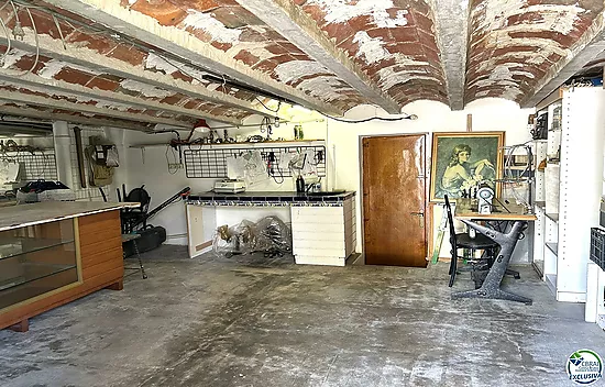 Casa en Llançà con licencia turística, vistas al mar y a pocos metros de la playa.