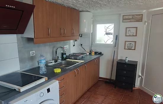 Gran oportunidad almacén-piso habitable en Empuriabrava