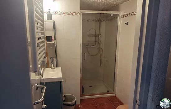 Gran oportunidad almacén-piso habitable en Empuriabrava