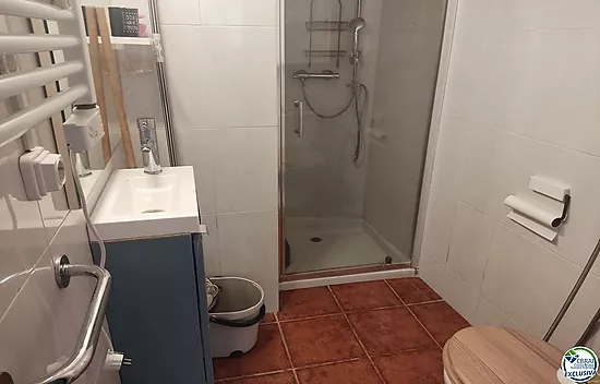 Gran oportunidad almacén-piso habitable en Empuriabrava