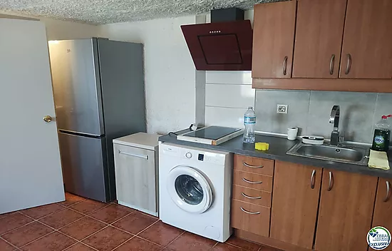Gran oportunidad almacén-piso habitable en Empuriabrava