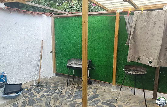 Gran oportunidad almacén-piso habitable en Empuriabrava