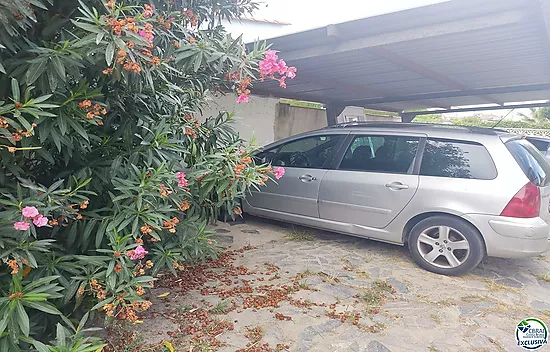 Gran oportunidad almacén-piso habitable en Empuriabrava
