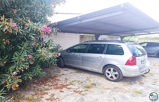 Gran oportunidad almacén-piso habitable en Empuriabrava