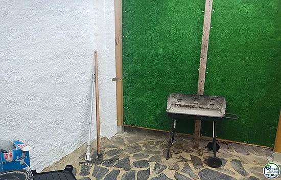 Gran oportunidad almacén-piso habitable en Empuriabrava