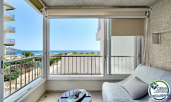 Seafront apartment with sea views in Salatar, Roses