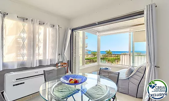 Seafront apartment with sea views in Salatar, Roses
